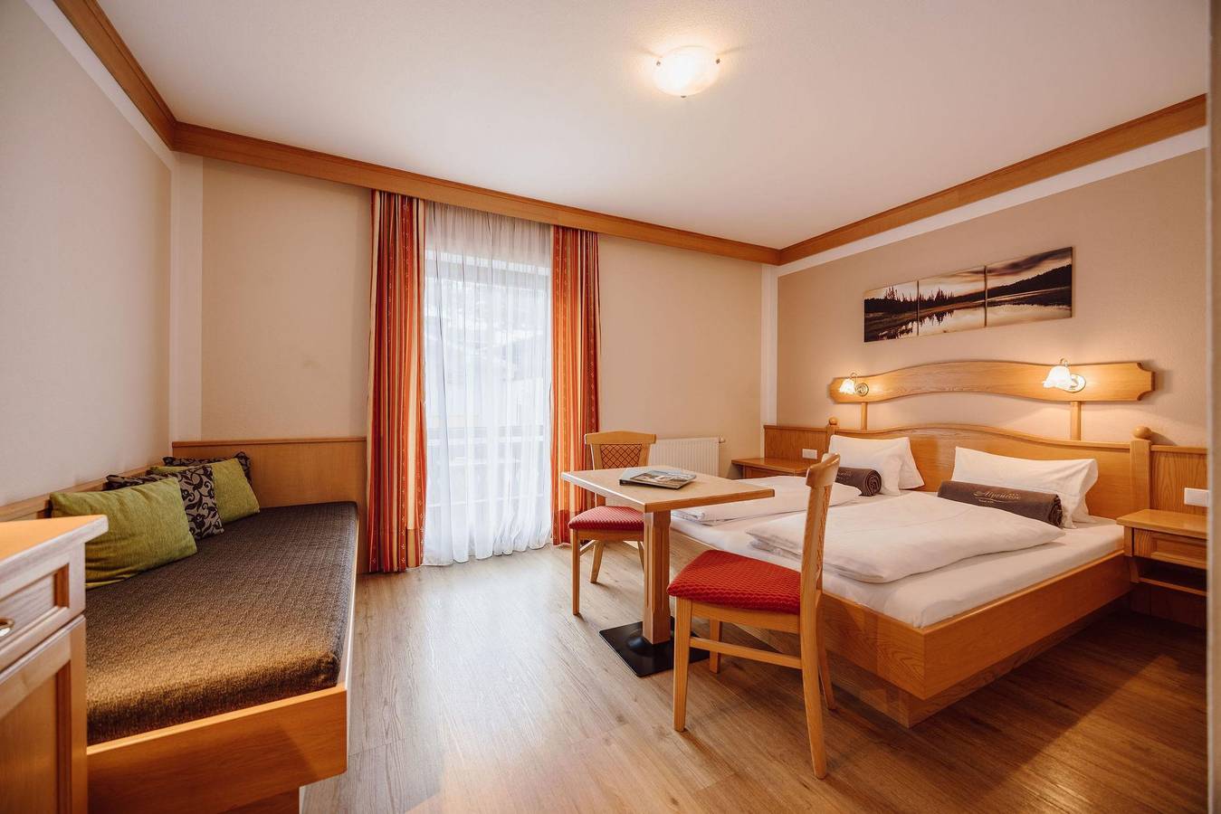 Dreibettzimmer mit Schafsofa, Dusche und Bad, Wc in Mühlbach am Hochkönig, Ski Amadé