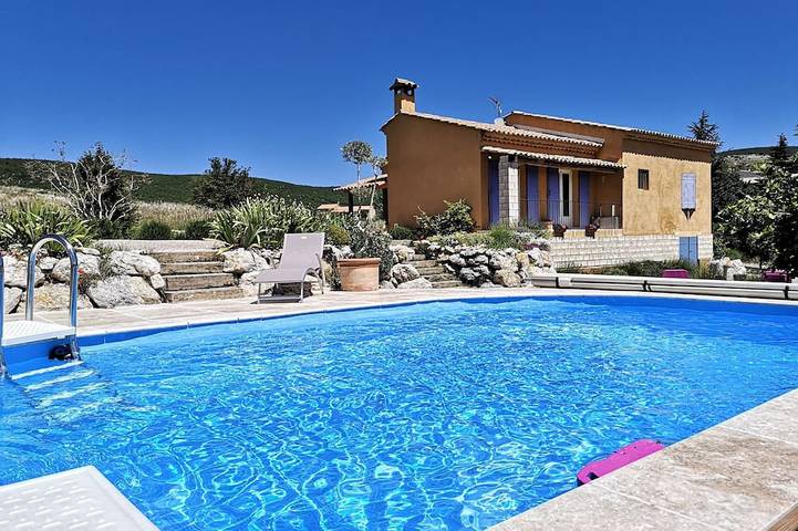 Location de vacances pour 8 personnes, avec terrasse et jardin à Ongles