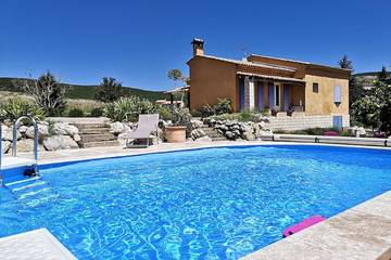 Location de vacances pour 8 personnes, avec terrasse et jardin à Ongles