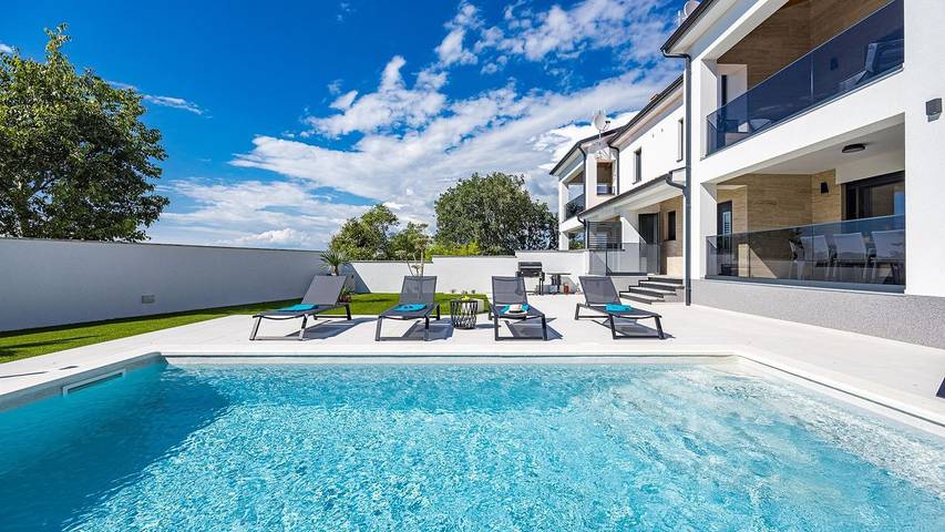 Vakantiehuis voor 7 personen, with tuin and zwembad as well as balkon in Pula