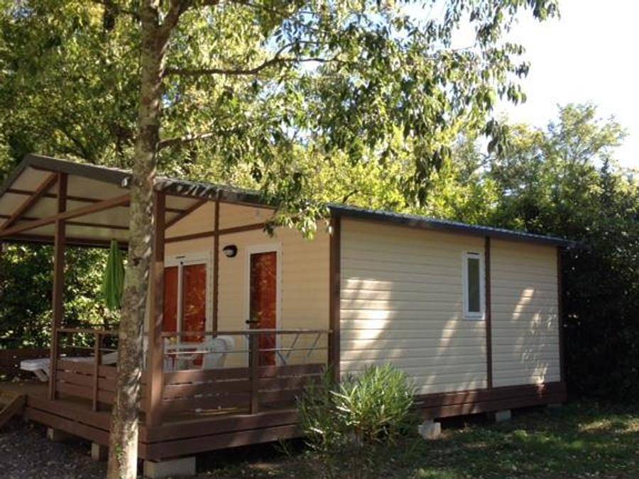 Flower Camping Le Plan d'eau - Chalet 4 personen - Confort Vaia 27m² 2 kamers - Overdekt terras in Saint-Privat (Ardèche), Ardèche
