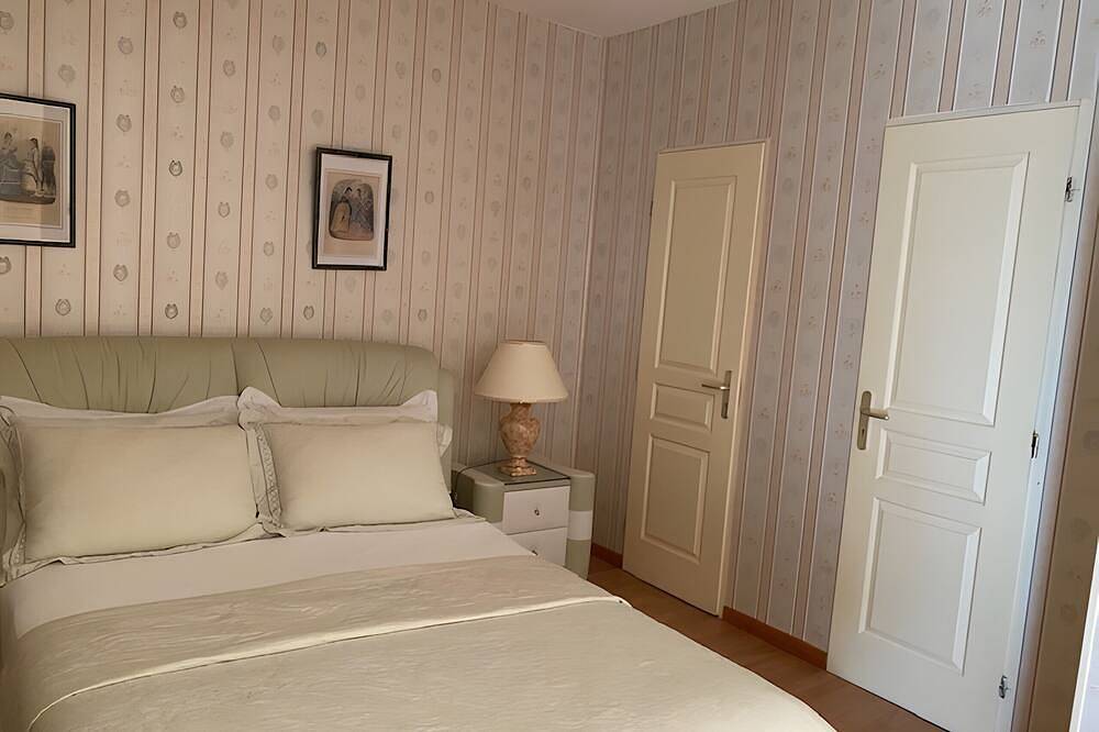 Chambre d'hôtes Le Relais Des Hirondelles - Magnolia jardin dans la propriété in Chaumont-en-Vexin, Oise