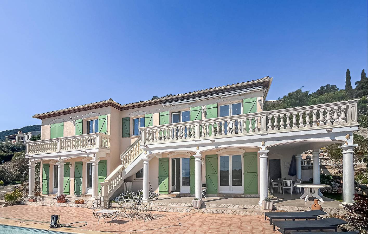 Seaside Apartment with Pool, Terrace & Wi-Fi - 1.5km to the Beach in Cavalaire-sur-Mer, Mediterranean Coast (France)