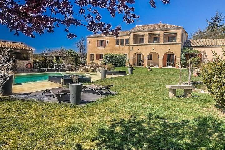 Gîte pour 5 personnes, avec Terrasse ainsi que Jardin et Piscine