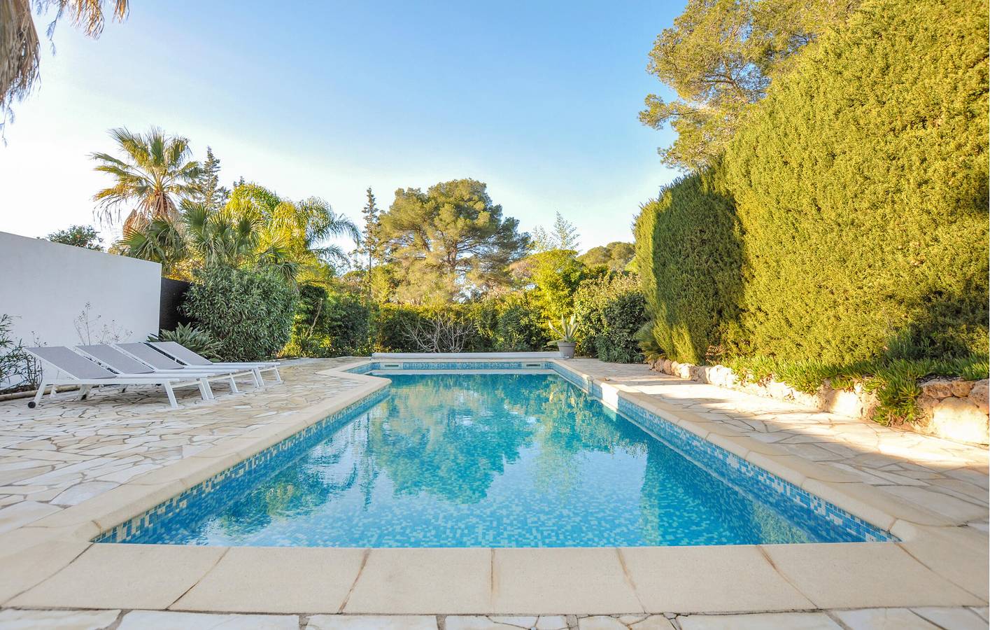Stilvolles 90-qm-Apartment mit AC, Pool und Parkplatz, nahe Restaurants und Seen in Frejus, Mittelmeerküste (Frankreich)