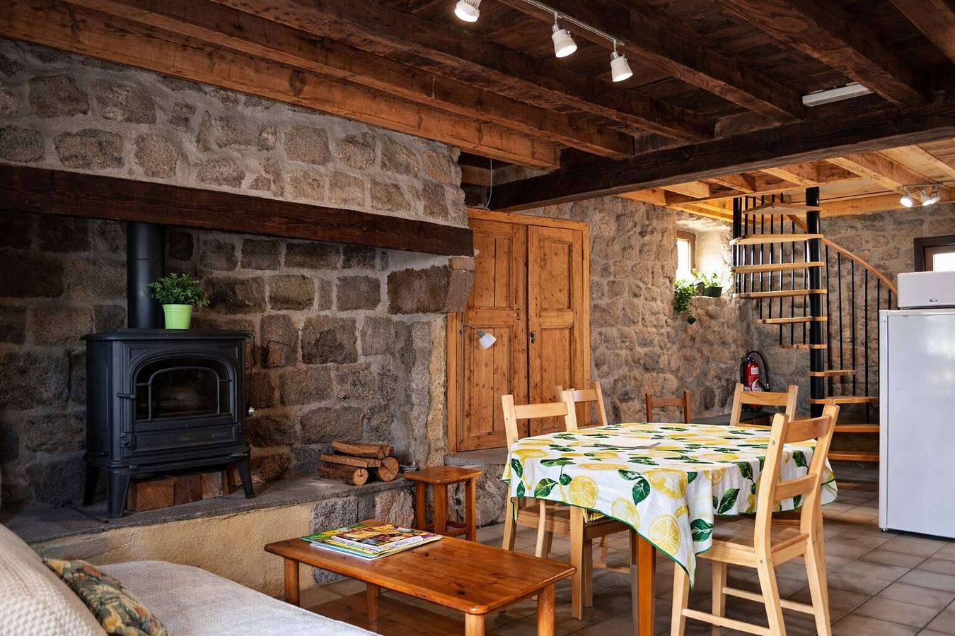 Charaktervolles Ferienhaus für Erholungssuchende in ruhigem Weiler in Merle-Leignec, Montbrison