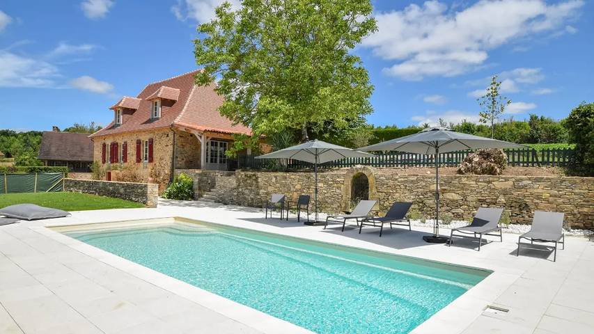 Location de vacances pour 11 personnes, avec terrasse ainsi que piscine et jardin à Saint-Médard-d'Excideuil