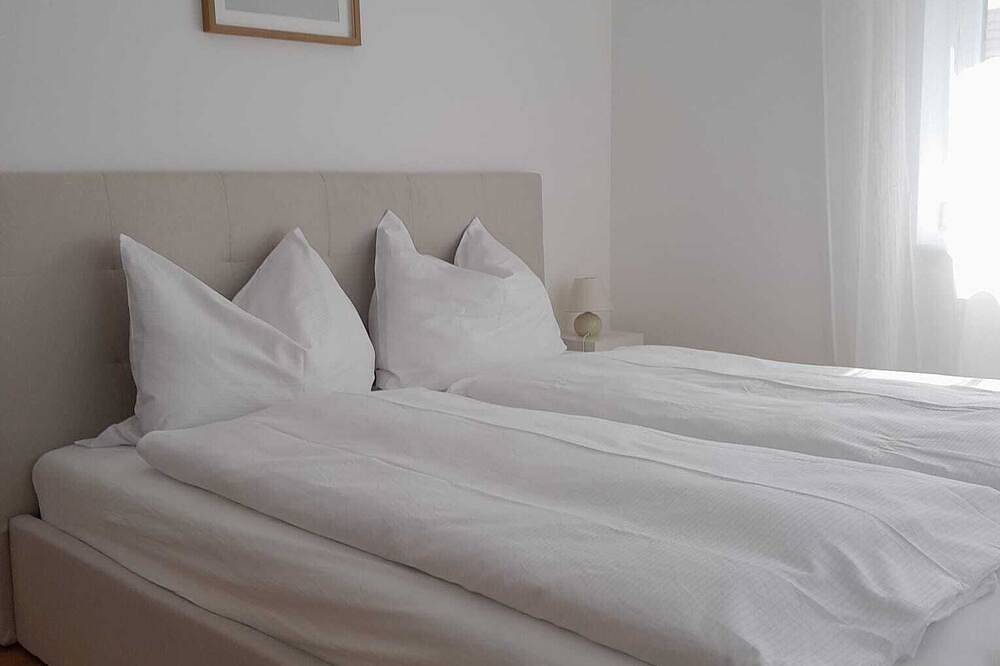 The Moment Luxury Suites- Parndorf, Modernes Haus in Parndorf mit Garten & Pool in Neusiedlersee-Hügelland