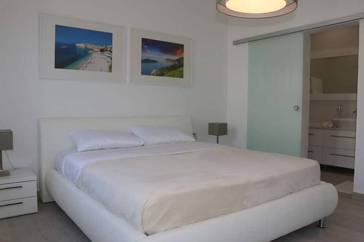 Waterfront, Luxurious Villa, with Jacuzzi Pool and Incredible Views! in Podgora (Split-Dalmatie), Makarska riviera