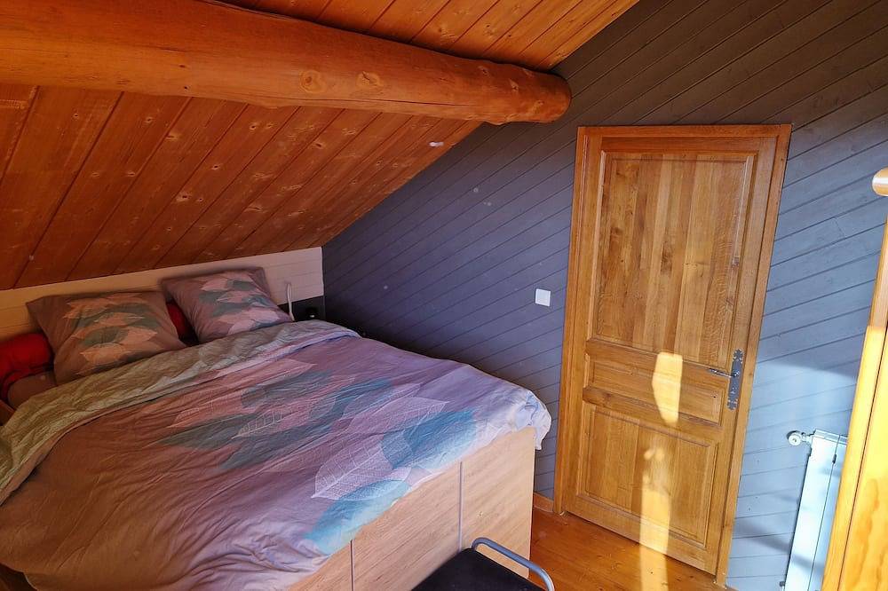 Traditional log cabin with Jacuzzi and wooded garden in the Cévennes in Camprieu, Saint-Sauveur-Camprieu