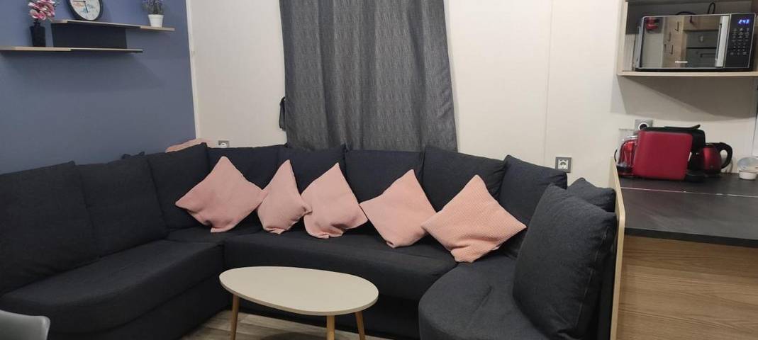 Camping pour 8 personnes, avec jardin et jacuzzi ainsi que sauna et piscine