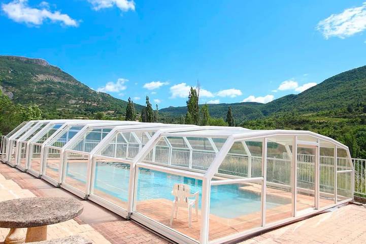 Gîte pour 6 personnes, avec terrasse ainsi que piscine et jardin, animaux acceptés à La Roche-sur-le-Buis