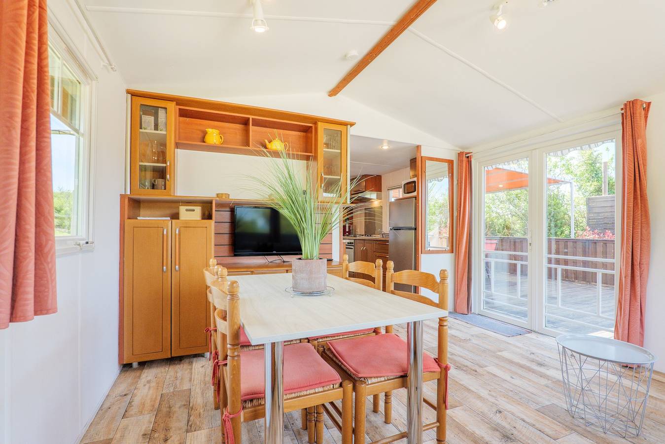 Charming Bungalow with Private Pool, Wi-Fi, and Air Conditioning in Saint-Remèze, Privas
