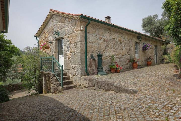 Gîte pour 2 personnes, avec Terrasse et Jardin ainsi que Piscine et Vue dans Penalva do Castelo