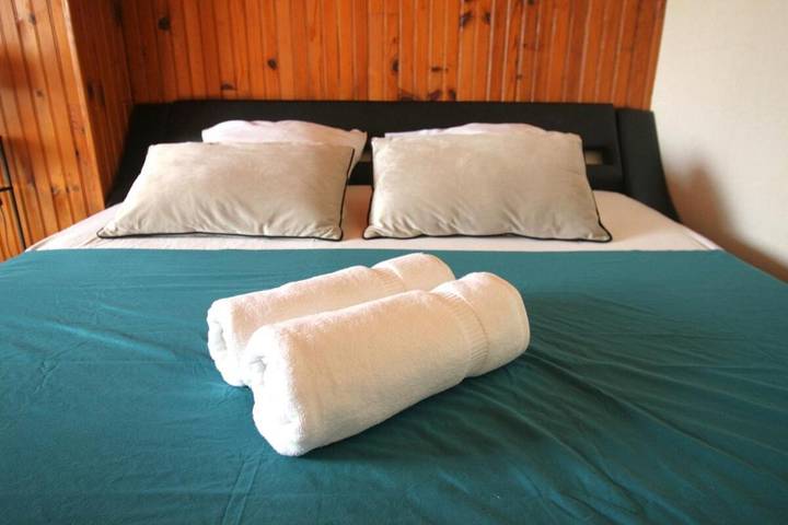 Location de vacances pour 8 personnes, avec terrasse ainsi que jardin et piscine dans Saint-Loup-de-Naud - 4