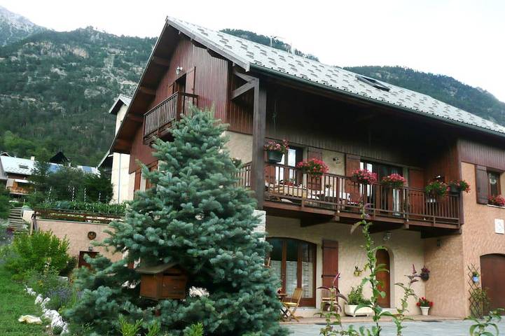 Location de vacances pour 4 personnes, avec jardin et terrasse à Briançon