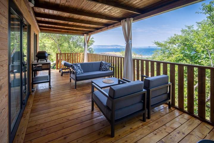 Camping pour 6 personnes, avec piscine ainsi que vue et jardin, animaux acceptés à Klenovica