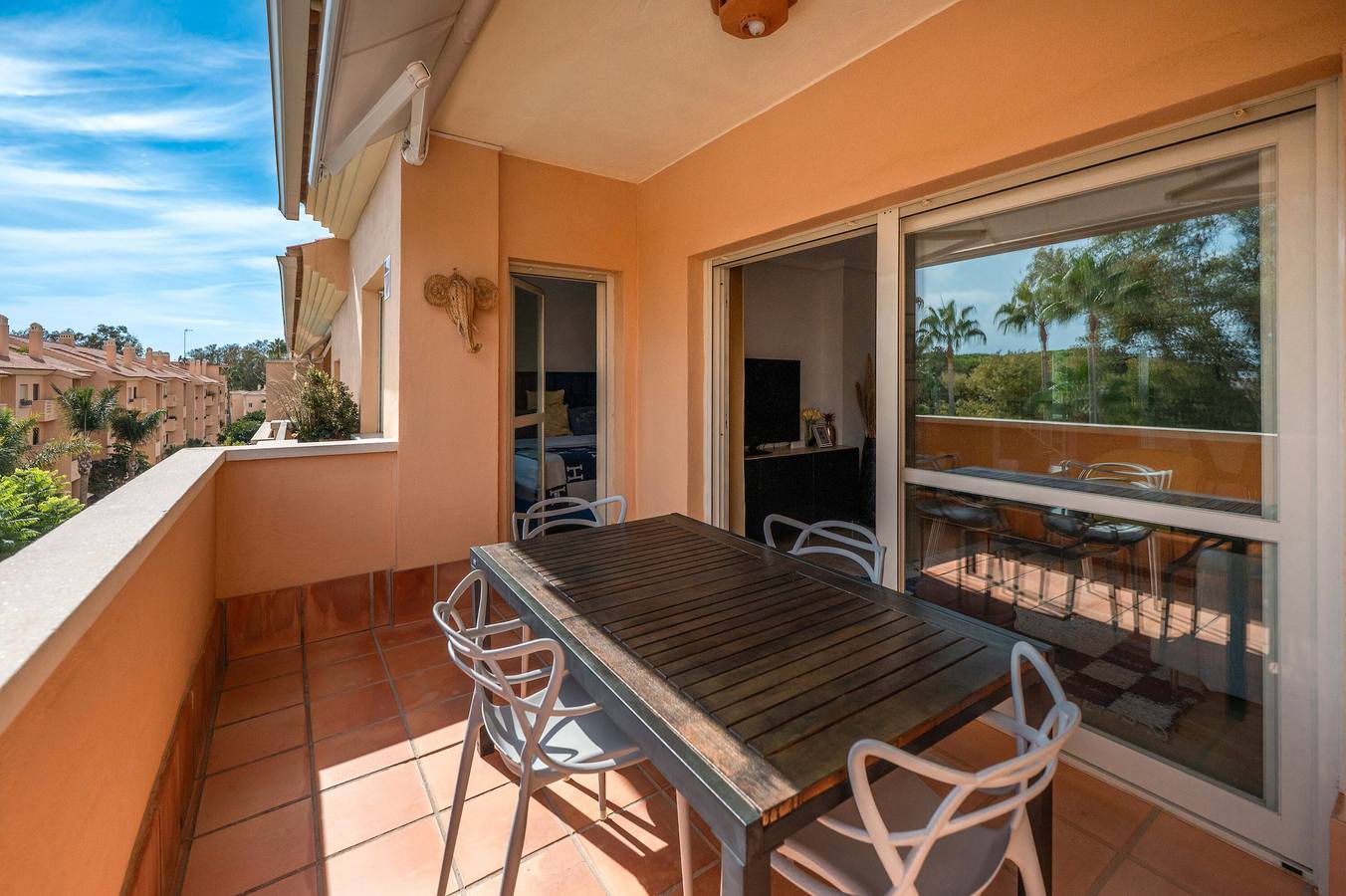 Geheel appartement, Appartement 'Dunas and Beach Marbella Cabopino' met Gedeeld Zwembad, Wi-Fi en Airconditioning in Carib Playa, Marbella