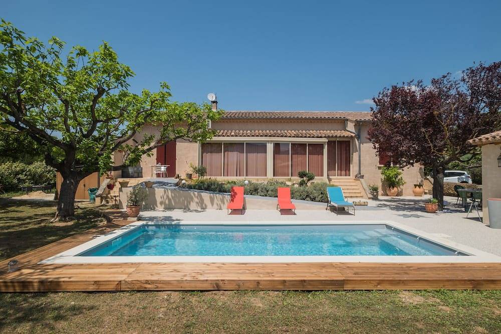Villa with pool at the foot of the Luberon in Maubec, Regionaler Naturpark Luberon