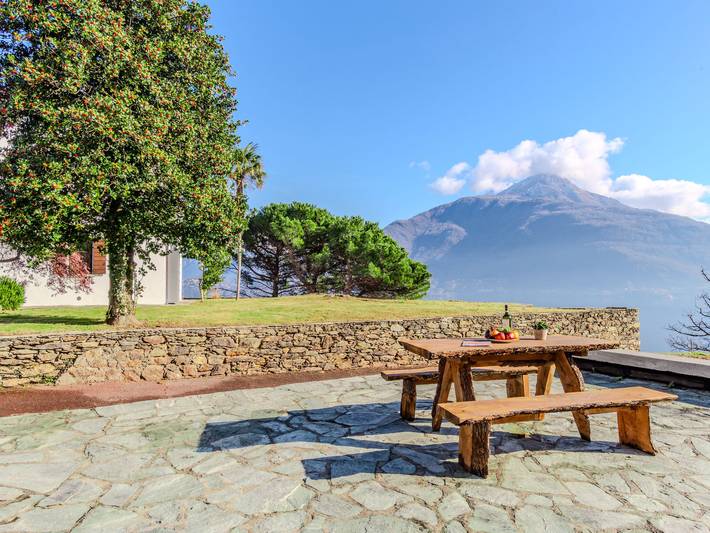 Ferienhaus für 6 Personen, mit Terrasse und Garten sowie Seeblick in Calozzo