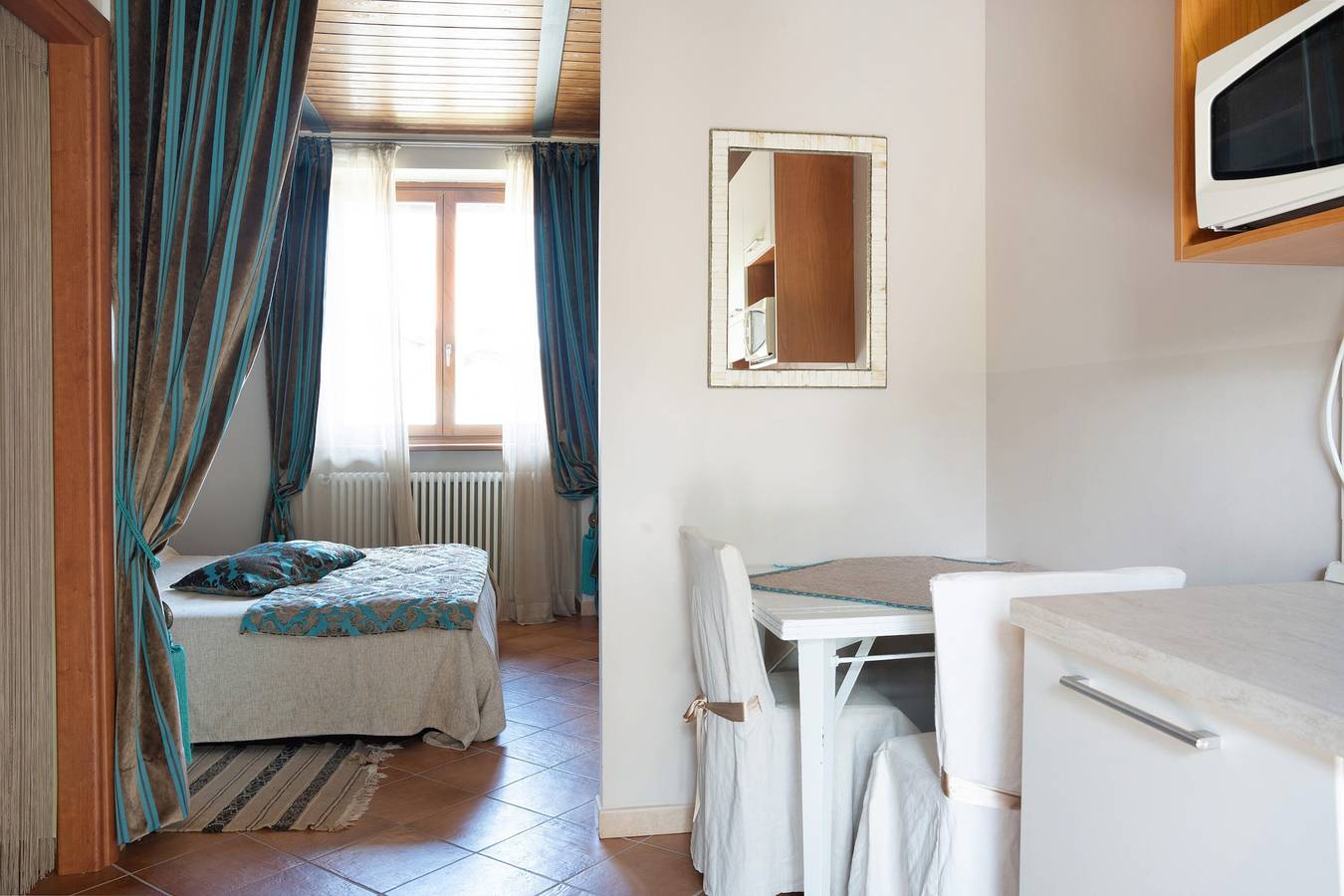 Apartamento inteiro, Casa de férias 'La Corte di Langa Alloggio Turchese' com Piscina Partilhada & Wi-Fi in Cerreto Langhe, Langhe