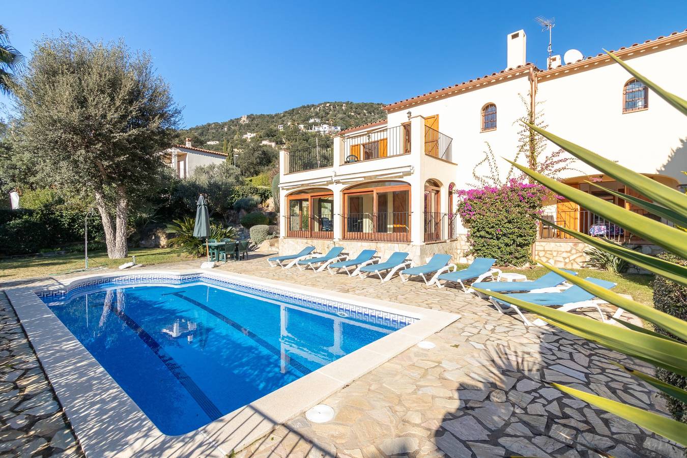 Villa "Rosa" con vistas a la montaña, piscina y Wi-Fi in Cabanyes, Calonge
