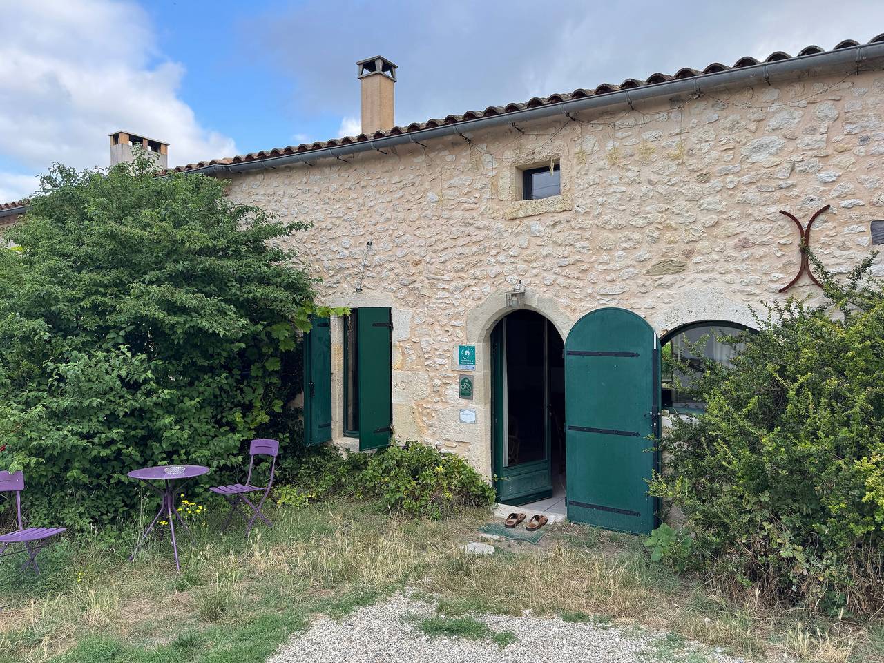 Holiday Home 'Chai Crann Piorra' with Private Terrace, Shared Garden and Wi-Fi in Saint-Genès-de-Blaye, Blaye region