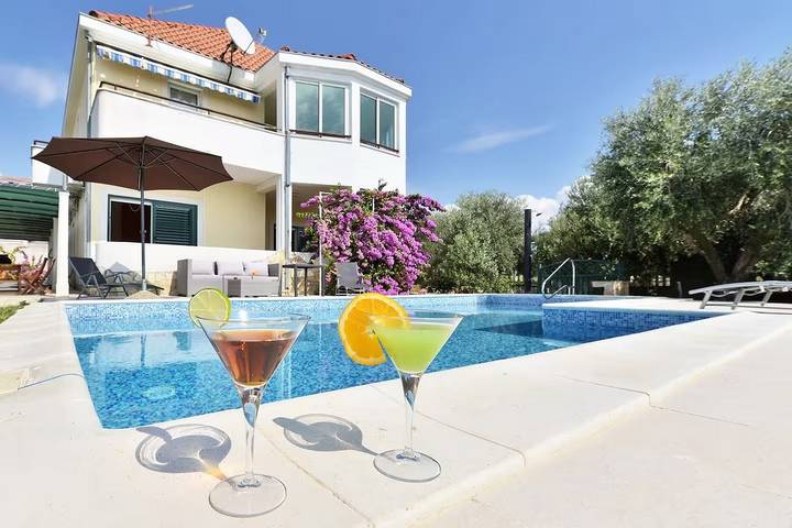 Ferienhaus für 8 Personen, mit Balkon/Terrasse und Pool in Split - 3