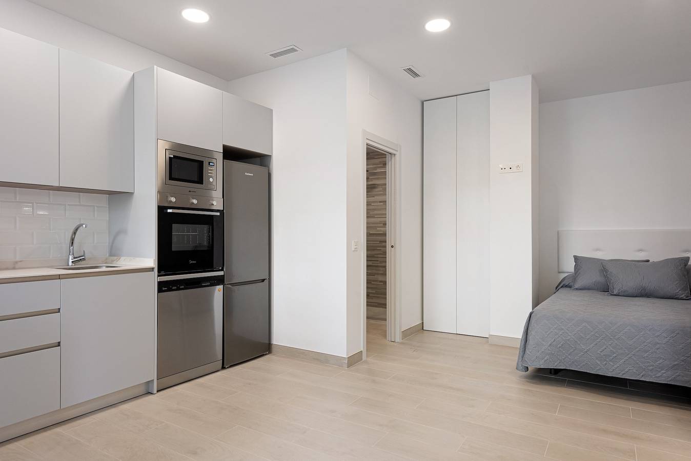 Entire studio, Studio Apartment 'Apartamentos Sealmar 1' with Shared Pool, Wi-Fi and Air Conditioning in Carretera de Cádiz, Malaga