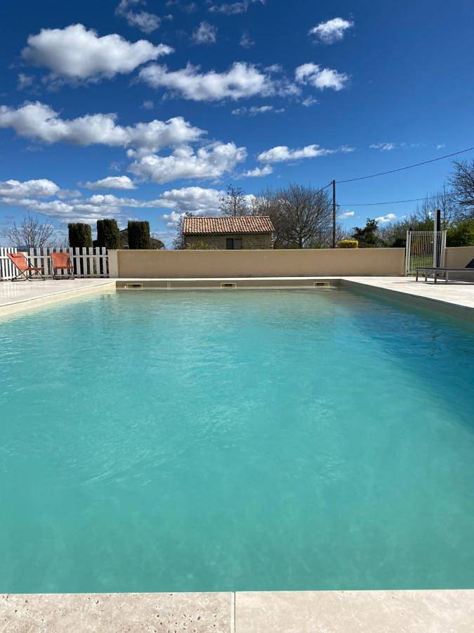 Location de vacances pour 2 personnes, avec vue ainsi que piscine et jardin à Niozelles - 4