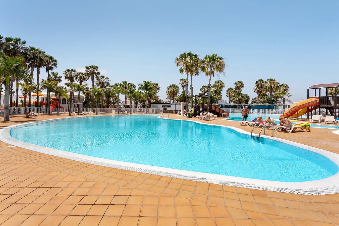 Ganze Wohnung, Oasis Duna _ Estrella Del Mar Pool mit Gemeinschaftspool, privater Terrasse & Wlan in Corralejo, La Oliva