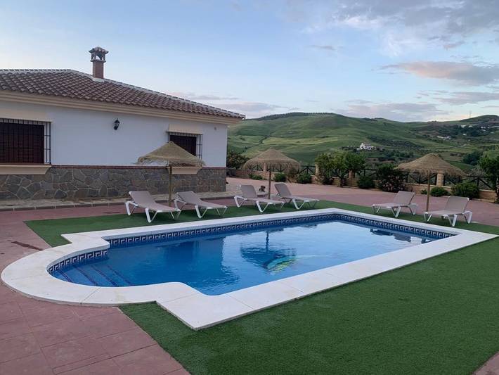 Apartamento para 12 personas, con jardín además de piscina y vistas, Se admiten mascotas en Valle de Abdalajís