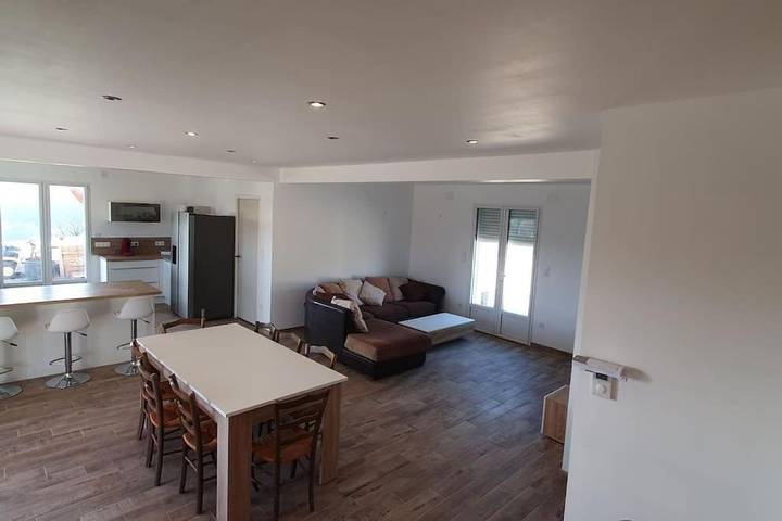 Location de vacances pour 10 personnes, avec vue ainsi que terrasse et piscine à Plazac - 2