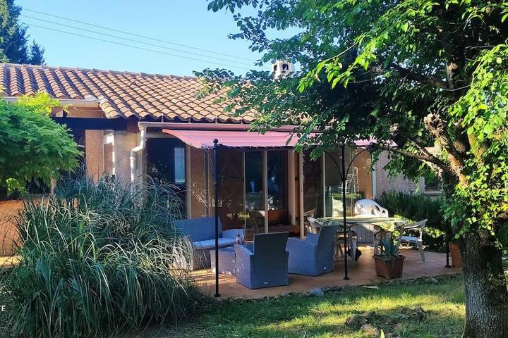Villa pour 6 personnes, avec jardin ainsi que piscine et vue, animaux acceptés