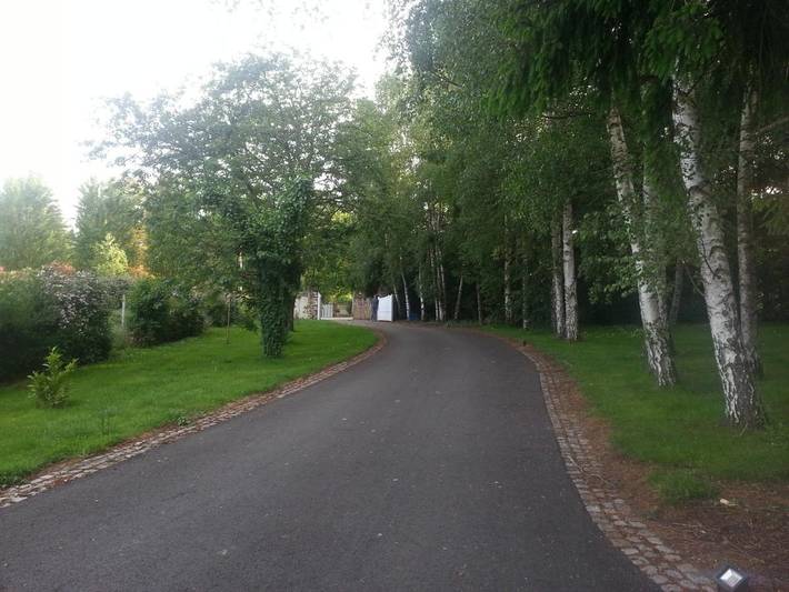 Gîte pour 3 personnes, avec terrasse et jardin ainsi que vue et piscine à La Bazoge