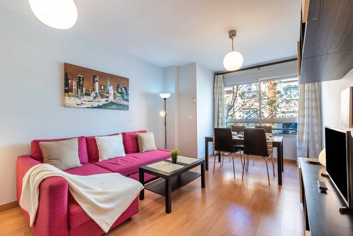 Entire apartment, Holiday Home 'Ferrandiz' close to the Sea with Wi-Fi in Málaga Central District, Malaga