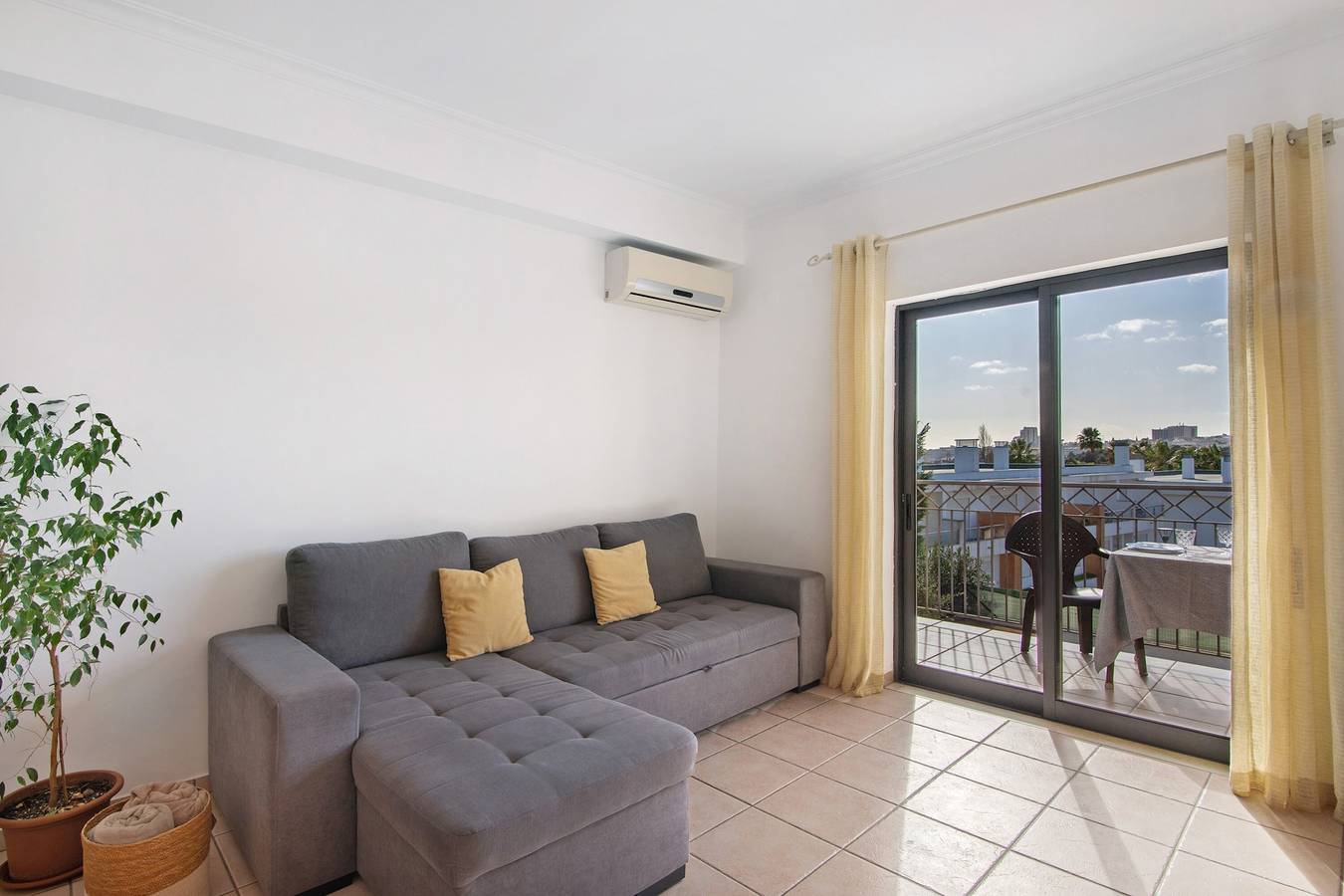Entire apartment, Apartamento Vista Alegre – Modern Retreat with Shared Pool in Albufeira, Faro District