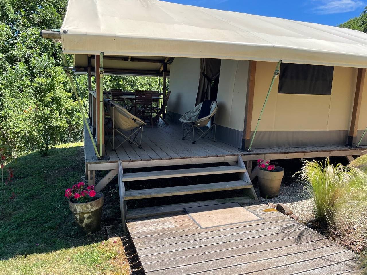 Holzhütte in Bessuéjouls – Glamping Lodge mit Privater Terrasse, Garten und Bergblick in Bessuéjouls, Aveyron