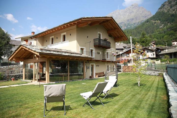 Cottage pour 2 personnes, avec jardin ainsi que jacuzzi et sauna à Ala di Stura