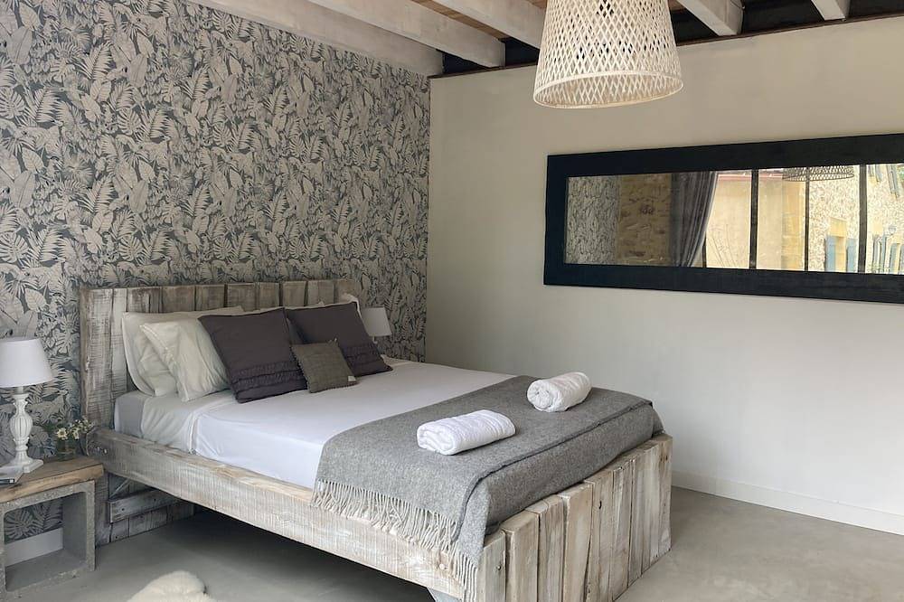 Stylish 2 bedroom loft style apartment  with shared pool in Dordogne, in Monpazier, Périgord Pourpre