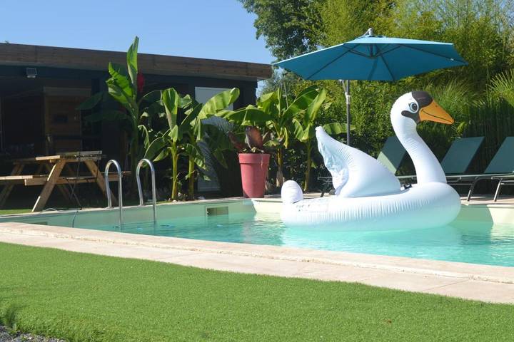 Location de vacances pour 8 personnes, avec jardin et jacuzzi ainsi que piscine et sauna à Néac