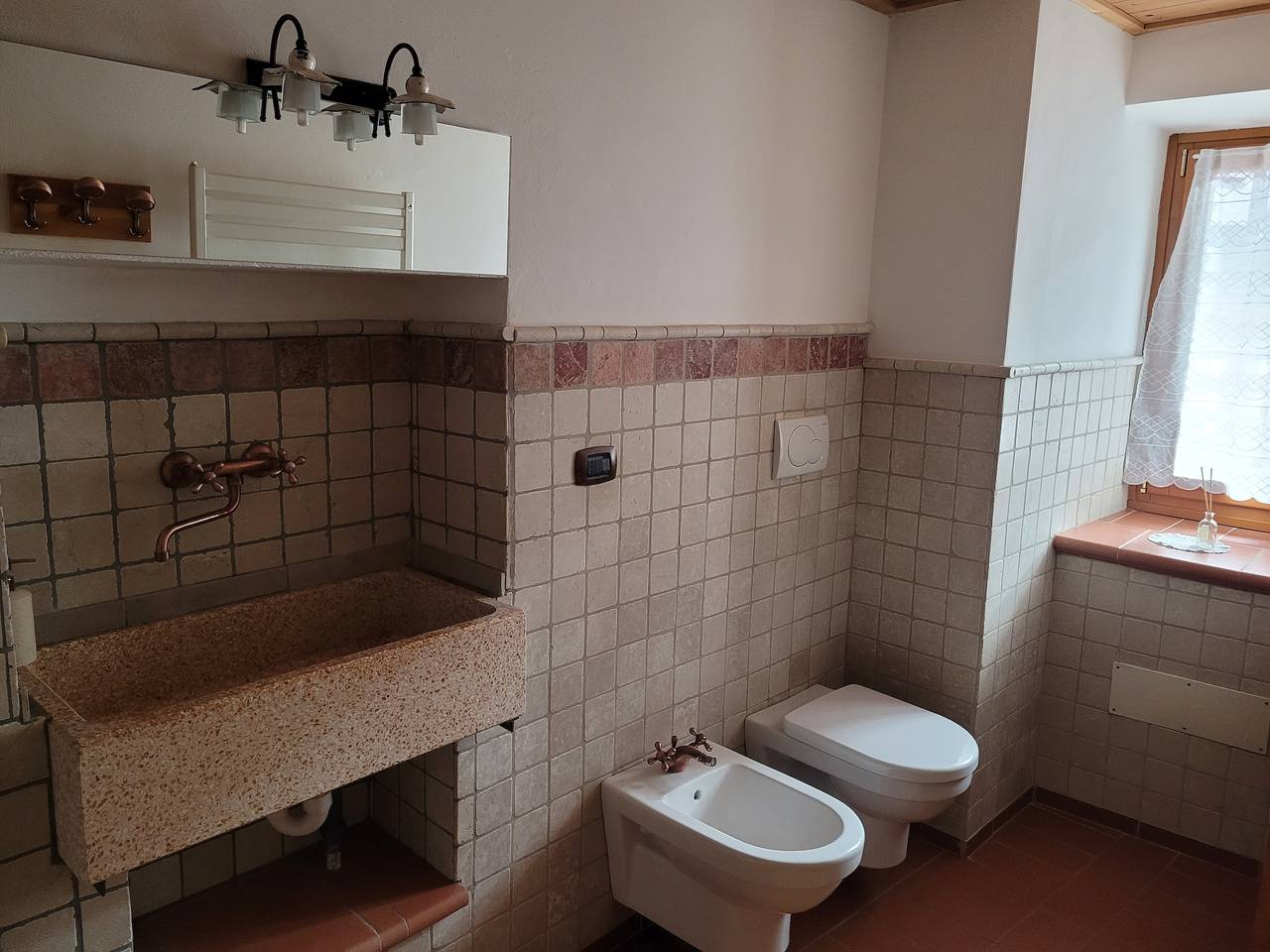 Entire apartment, Apartment 'Casa Sole' with Mountain View, Balcony and Wi-Fi in Dro, Garda Mountains