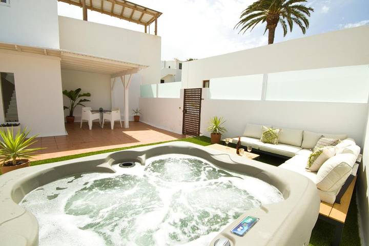 Casa rural para 4 personas, con jacuzzi y balcón en Haría