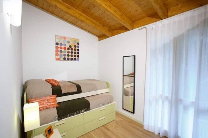 Ganze Wohnung, \"Il Sogno\" - Schöne 3-Fassadenwohnung in Manerba del Garda, Gardasee-Berge