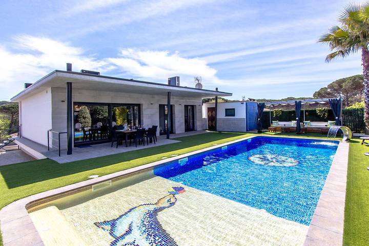 Casa rural para 8 personas, con Balcón además de Terraza y Jardín en Selva