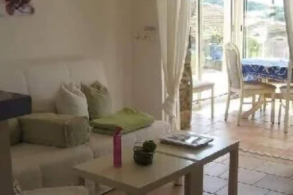 Standing Villa (independent ground floor) + swimming pool / Cavalaire / Air conditioning. Prox St-Tropez. Ideal Family in Cavalaire-sur-Mer, Côte méditerranéenne (France)