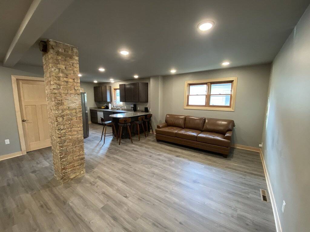 Ganze Wohnung, Completely Remodeled 2 Bedroom in Atwood Area in Madison, Dane County