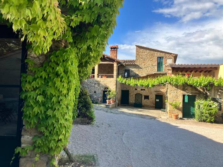 Agriturismo per 4 persone, con Terrazza e Giardino nonché Piscina a Tuoro sul Trasimeno