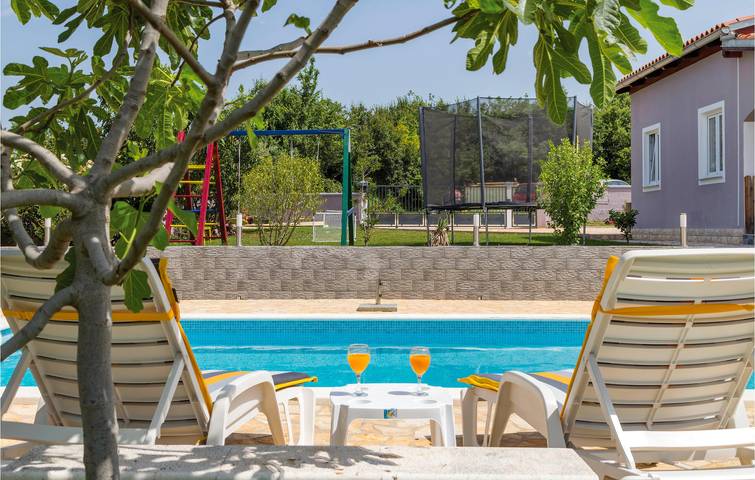 Charmante 2-Zimmer-Wohnung mit Pool und Terrasse, in Küstennähe und nahe dem Flughafen Pula in Valtura, Südküste Istrien