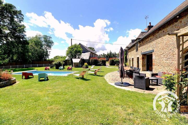 Gîte pour 14 personnes, avec Terrasse et Jardin ainsi que Piscine et Vue à Saint-Sauveur-des-Landes